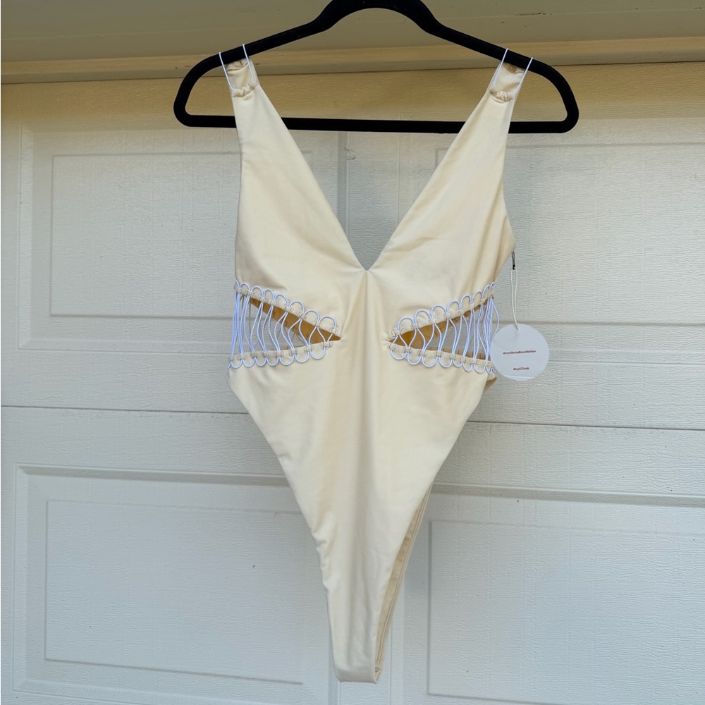NWT Camila Coelho Caprice One Piece in Light Beige Size Medium - Picture 5 of 8